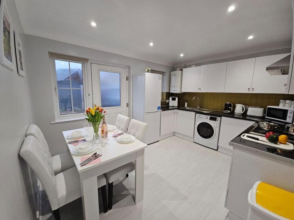 Fully accessible bungalow by the Beach House in Wales