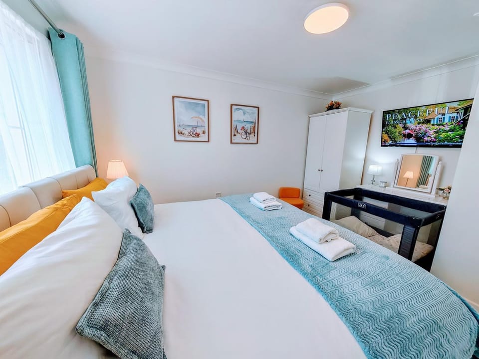 Bed, TV and multimedia, Photo of the whole room, Bedroom