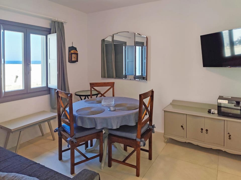 TV and multimedia, Living room, Seating area, Dining area