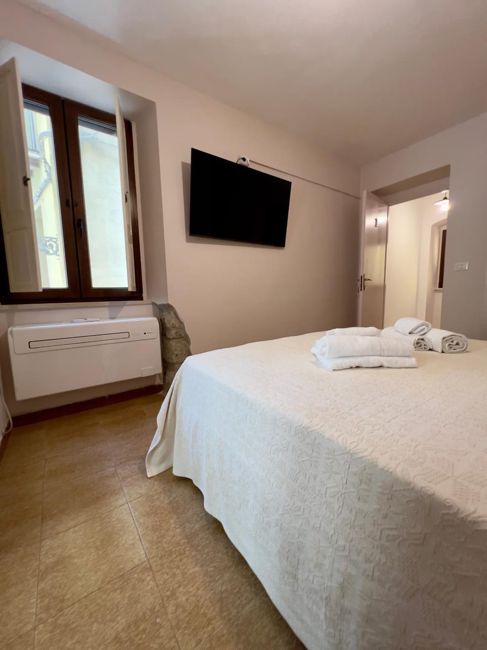 TV and multimedia, Bedroom, air conditioner