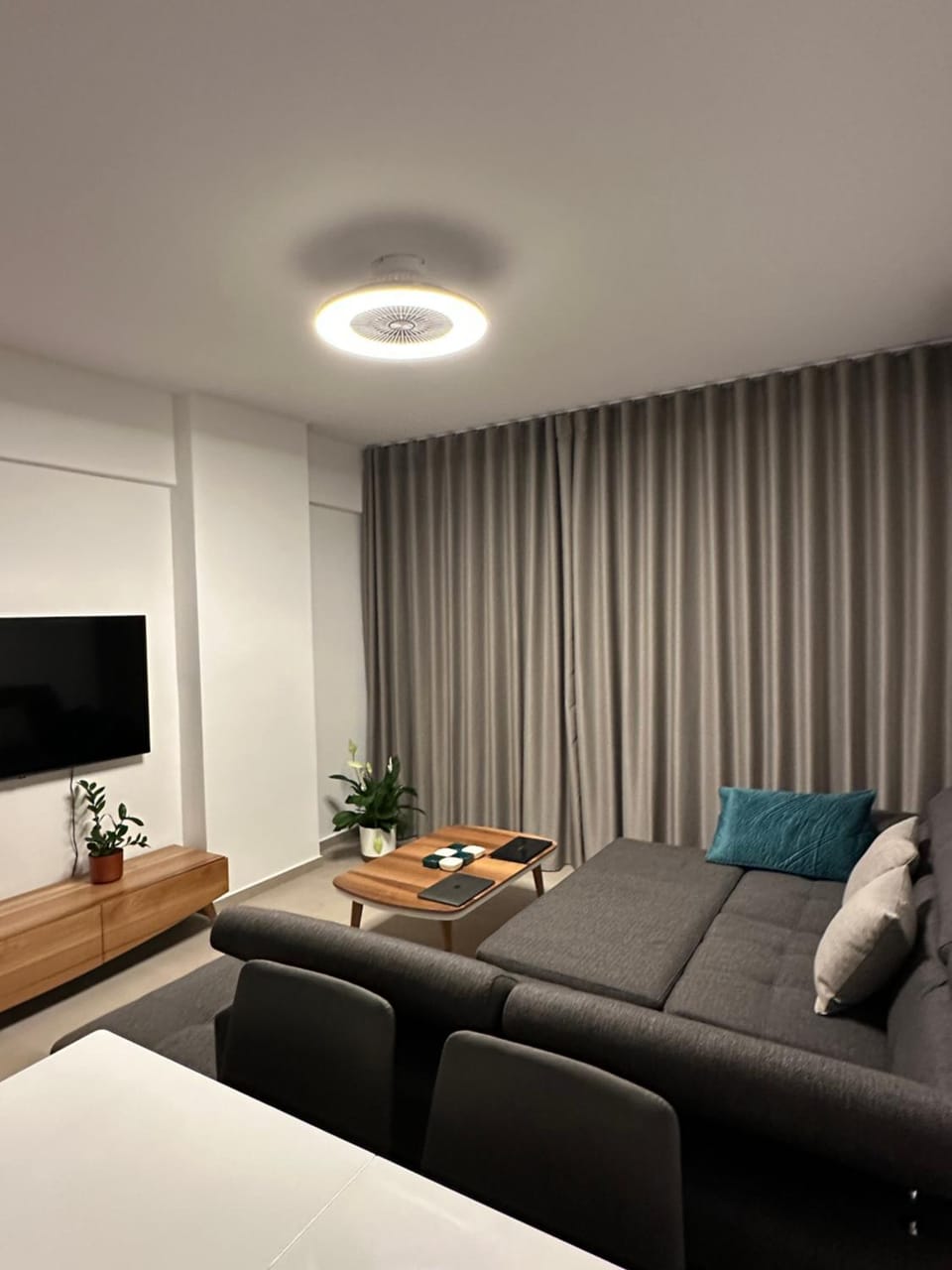 Bed, TV and multimedia, Living room, Photo of the whole room, Seating area