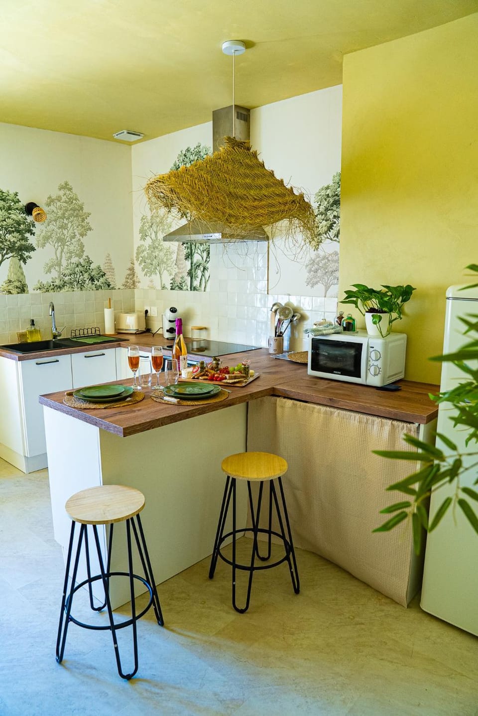 Kitchen or kitchenette, Dining area