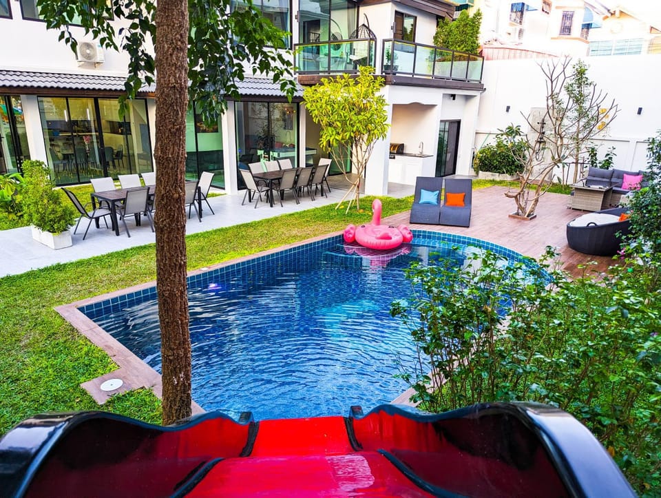 Property building, Day, Pool view, Swimming pool, sunbed