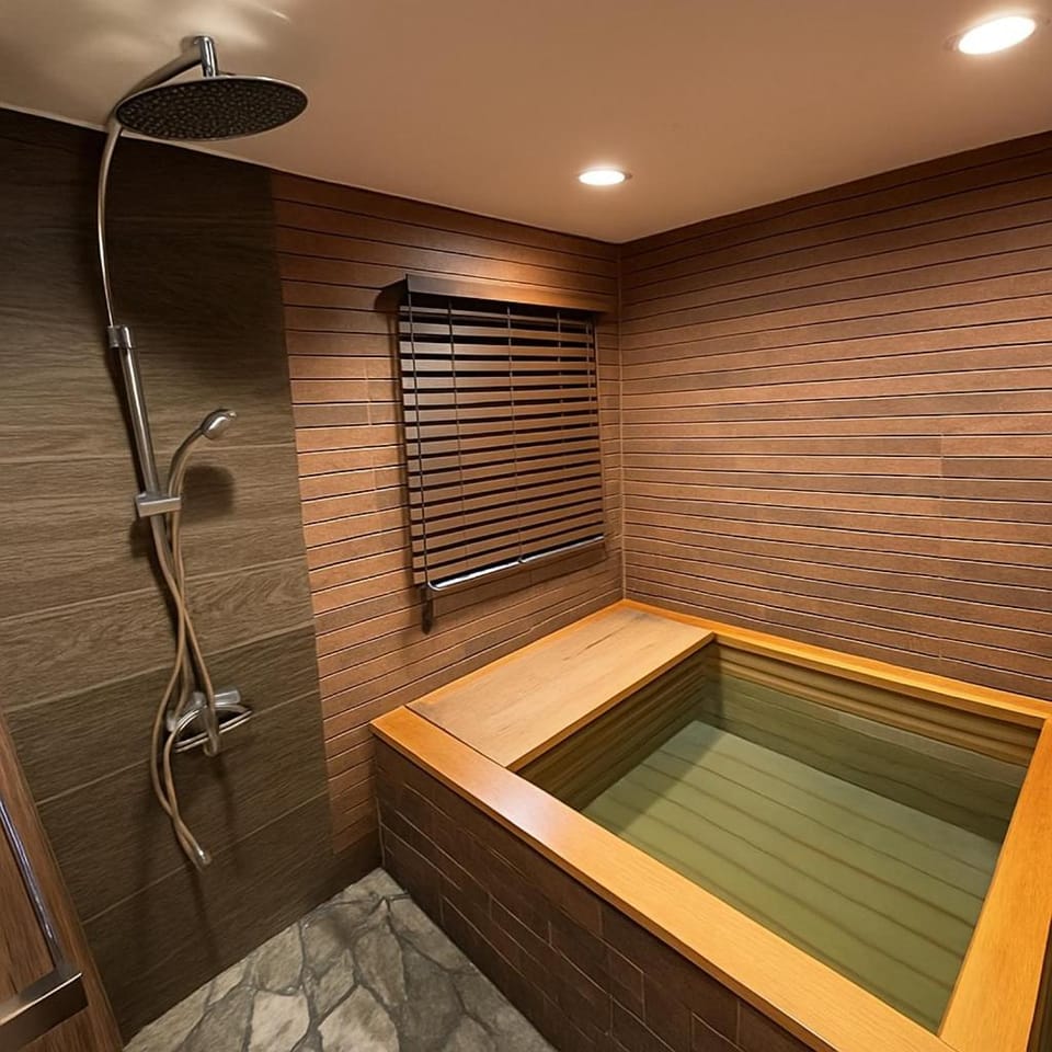 Bed, Hot Tub, Hot Tub, Bathroom, Bedroom