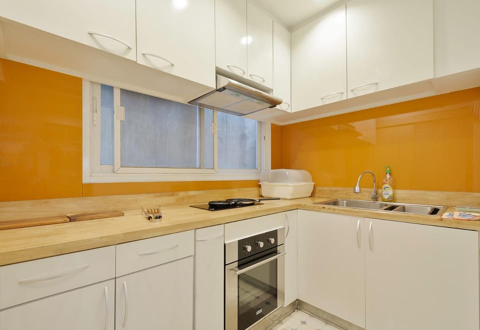 Kitchen or kitchenette, minibar, stove