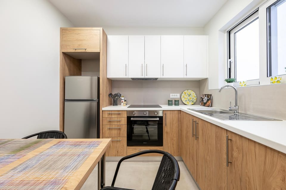 Coffee/tea facilities, Kitchen or kitchenette, Dining area, oven, stove