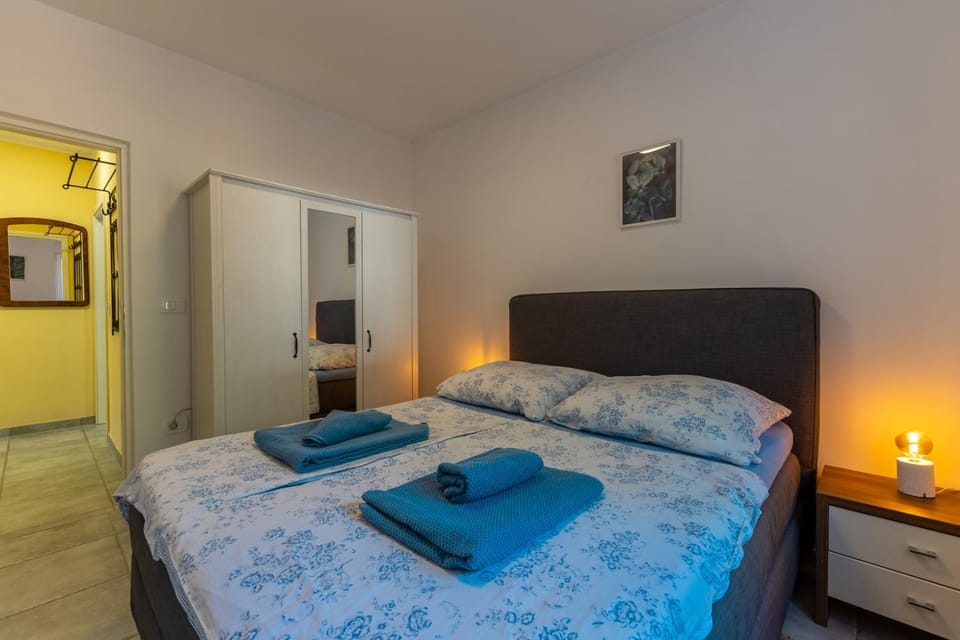 Bed, Bedroom, towels, wardrobe
