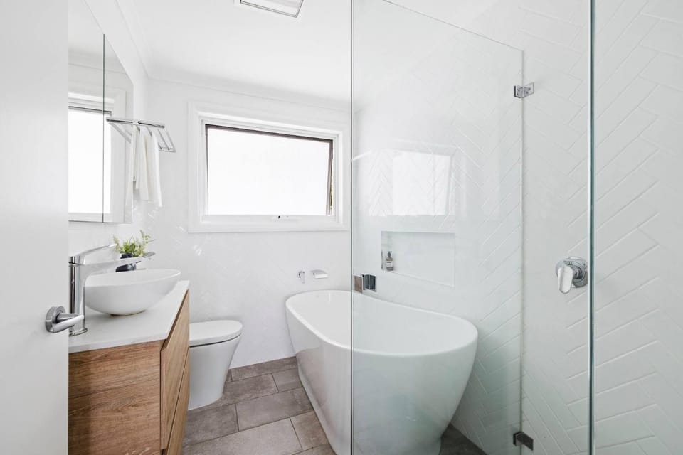Toilet, Bathroom, Decorative detail, Bath