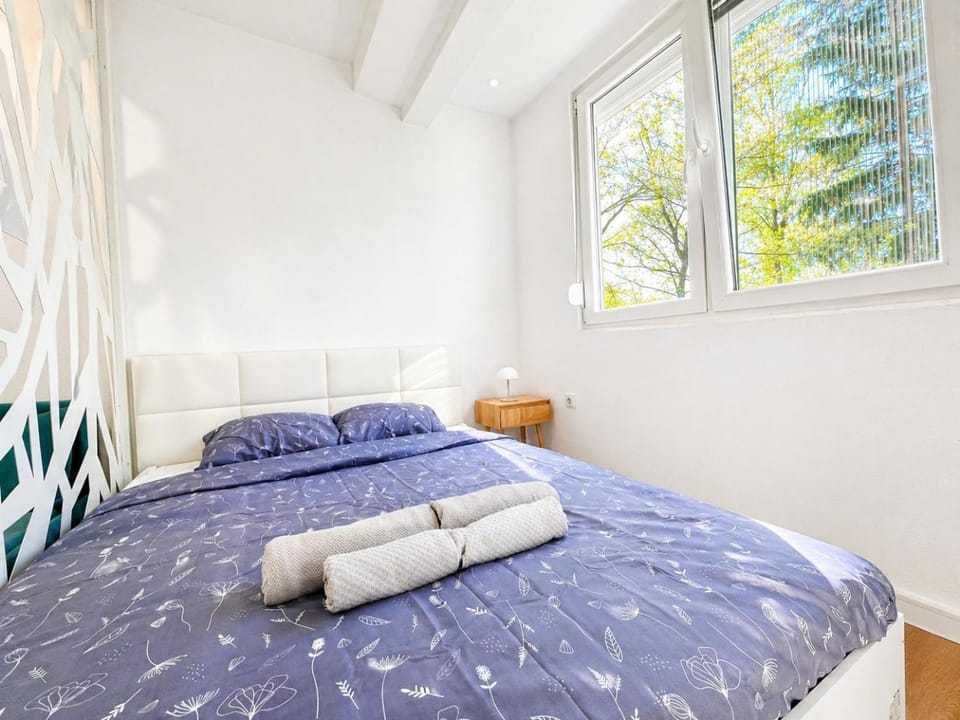 Bed, towels