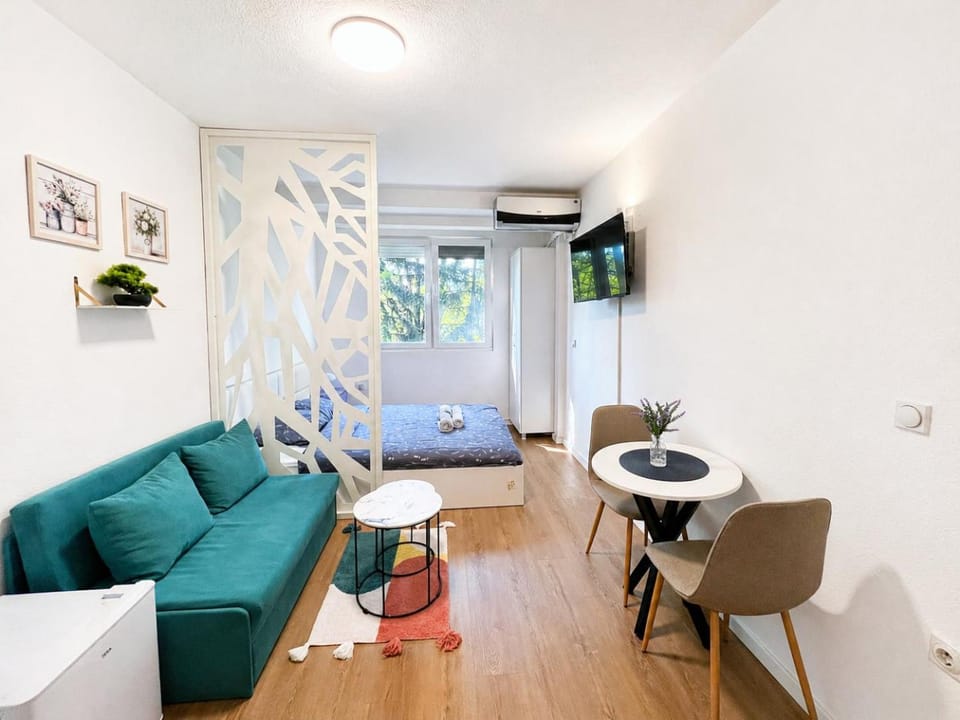 Living room, Seating area, Dining area, air conditioner