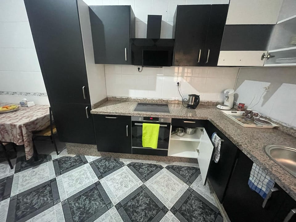 Coffee/tea facilities, Kitchen or kitchenette, Dining area, dishwasher, oven, stove, toaster