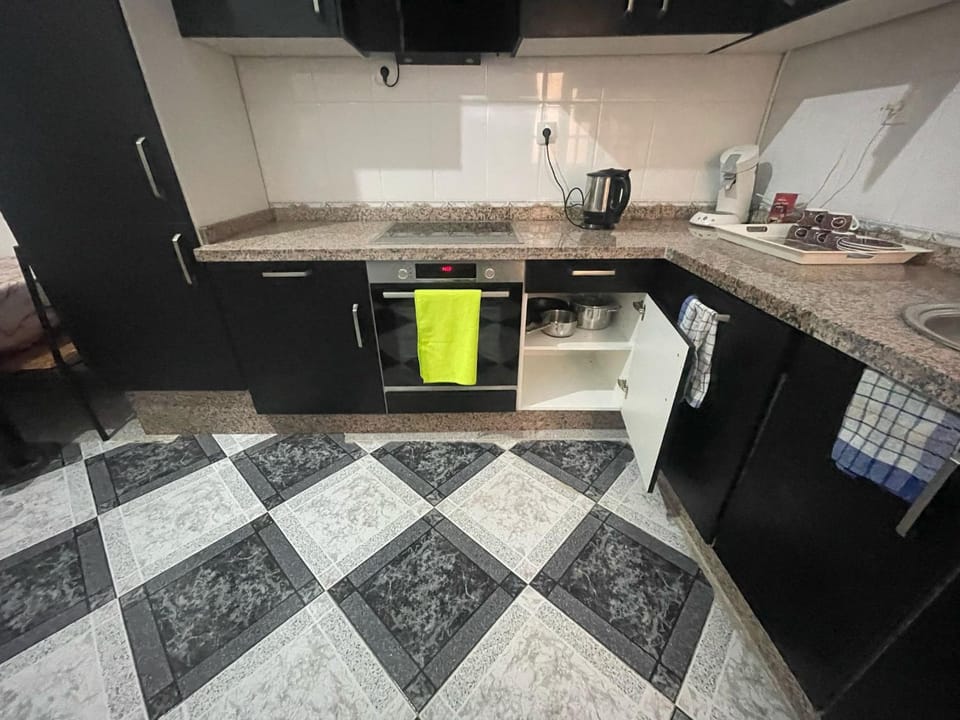 Coffee/tea facilities, Kitchen or kitchenette, dishwasher, oven, stove, toaster