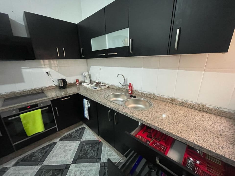 Kitchen or kitchenette, dishwasher, stove