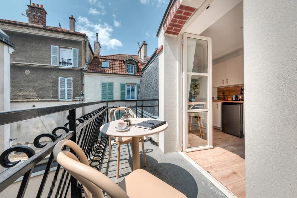 Property building, View (from property/room), Balcony/Terrace, Dining area