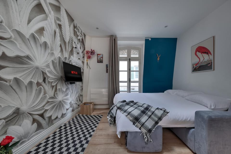 Bed, TV and multimedia, Photo of the whole room, Bedroom, towels