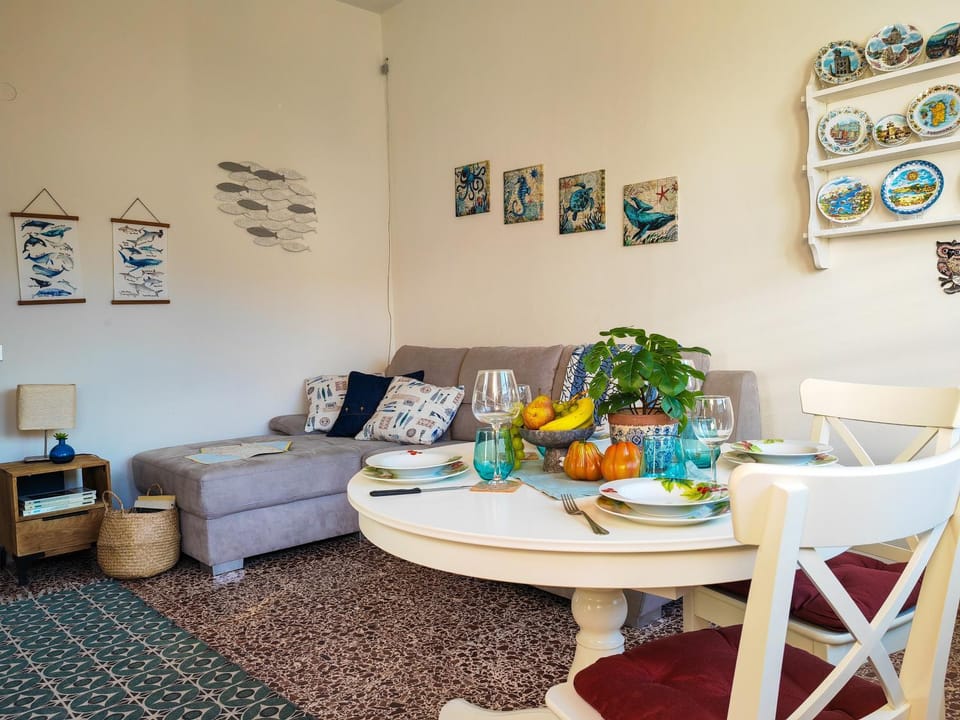 Living room, Dining area