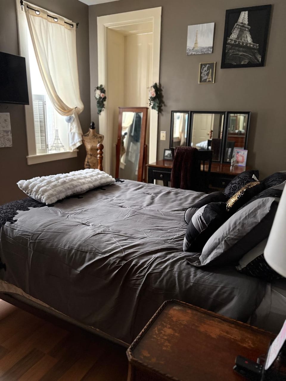 Bed, TV and multimedia, Seating area, Bedroom