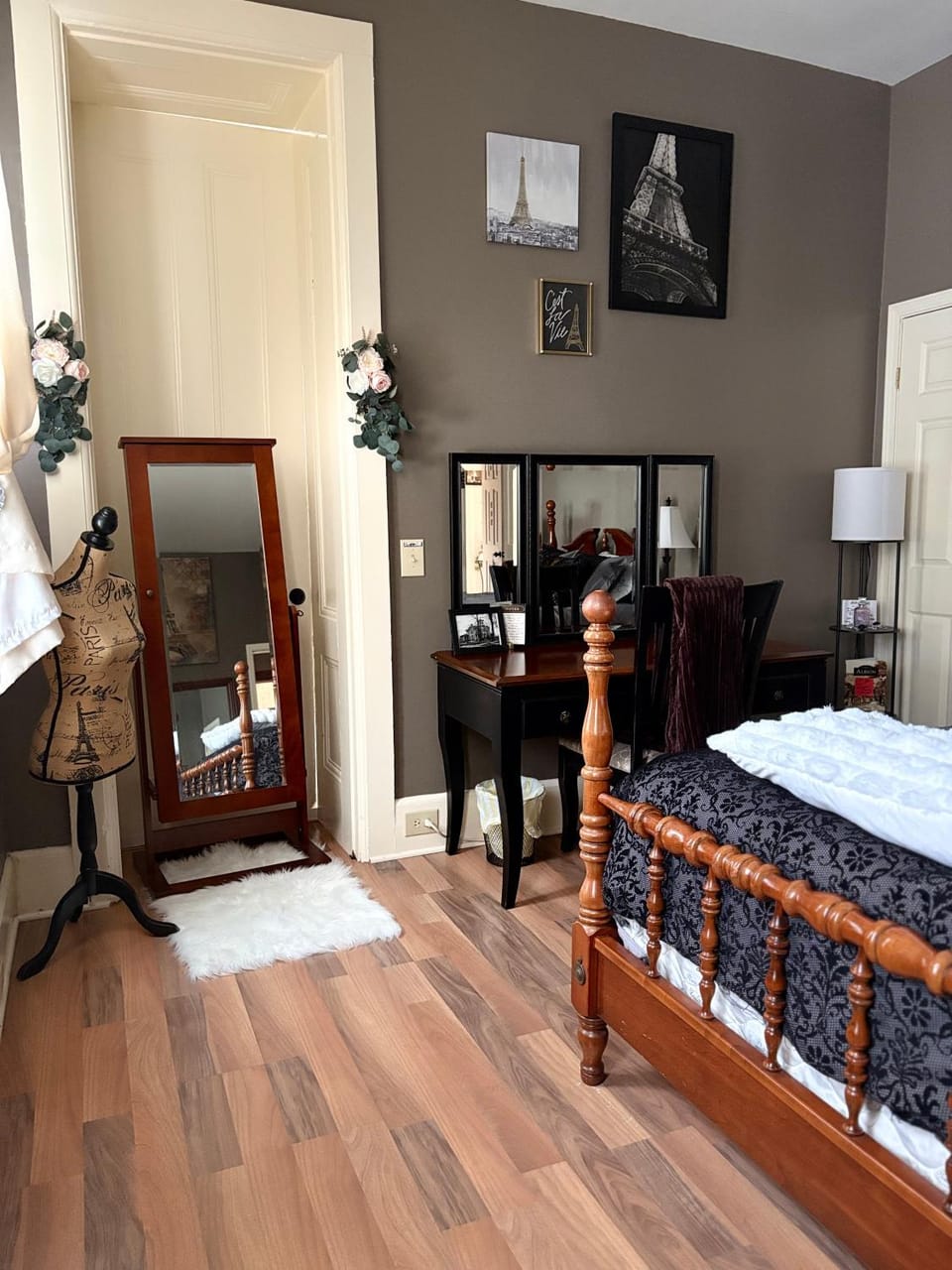 Bed, TV and multimedia, Decorative detail, Seating area, Bedroom