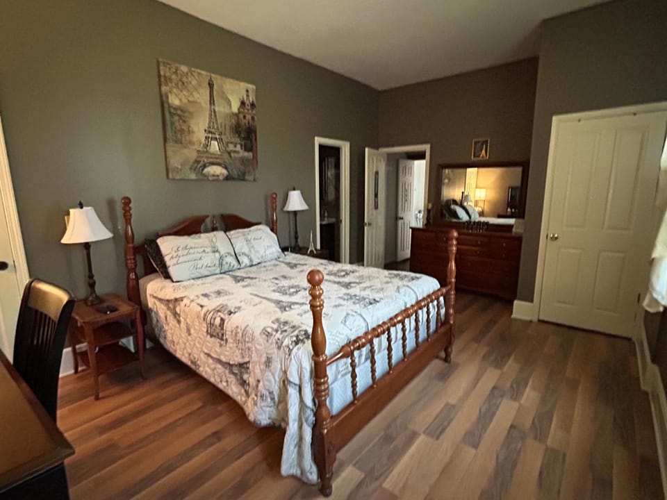 Bed, TV and multimedia, Photo of the whole room, Decorative detail, Bedroom, flat iron, internet