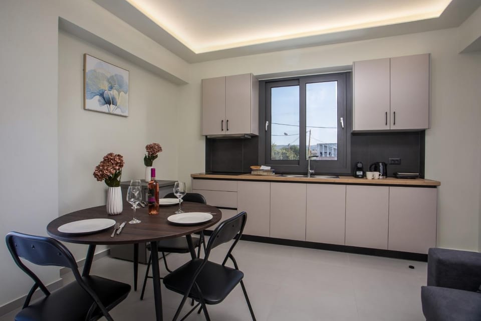 Kitchen or kitchenette, Living room, Seating area, Dining area, stove