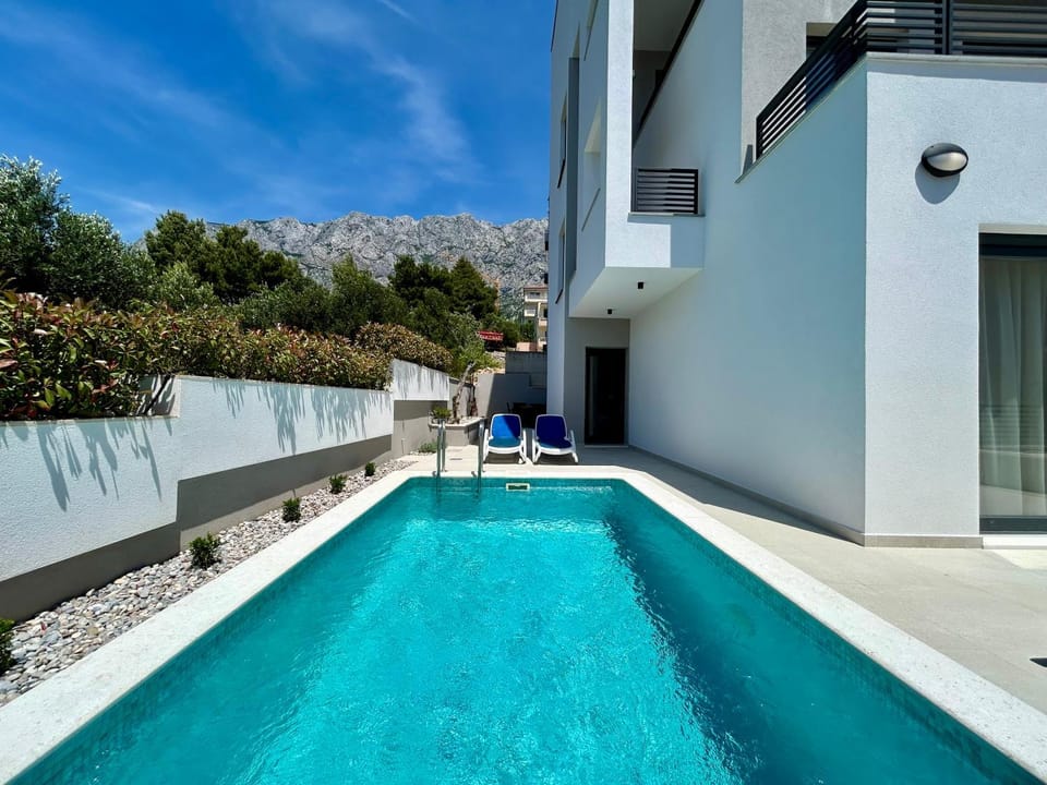 Patio, Pool view, Swimming pool, Swimming pool, sunbed