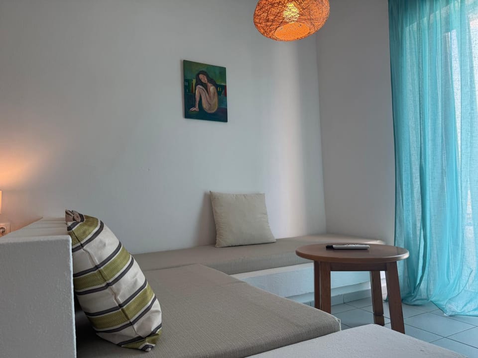 Living room, Photo of the whole room, Seating area, Bedroom