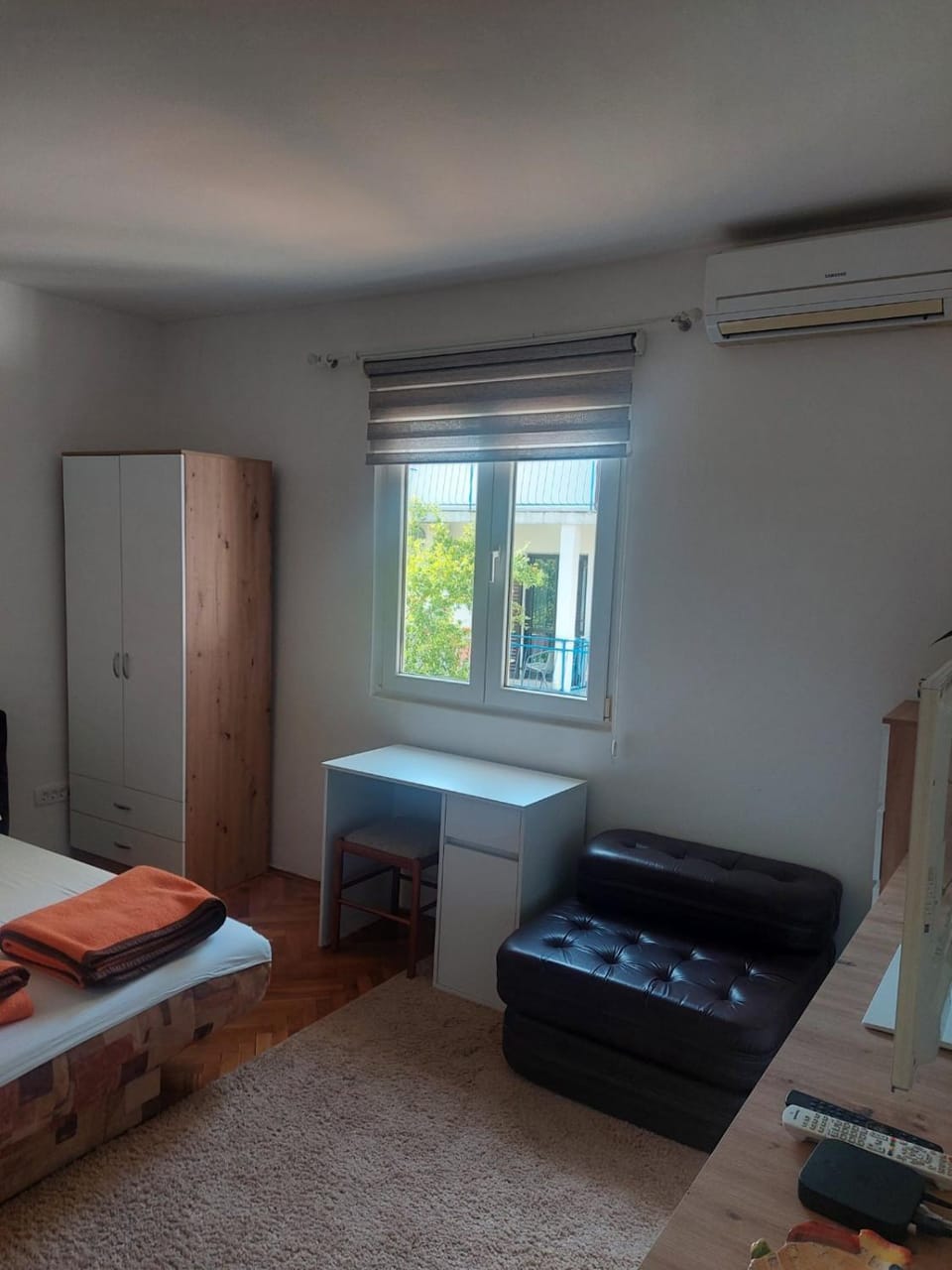 Bed, TV and multimedia, Living room, Seating area