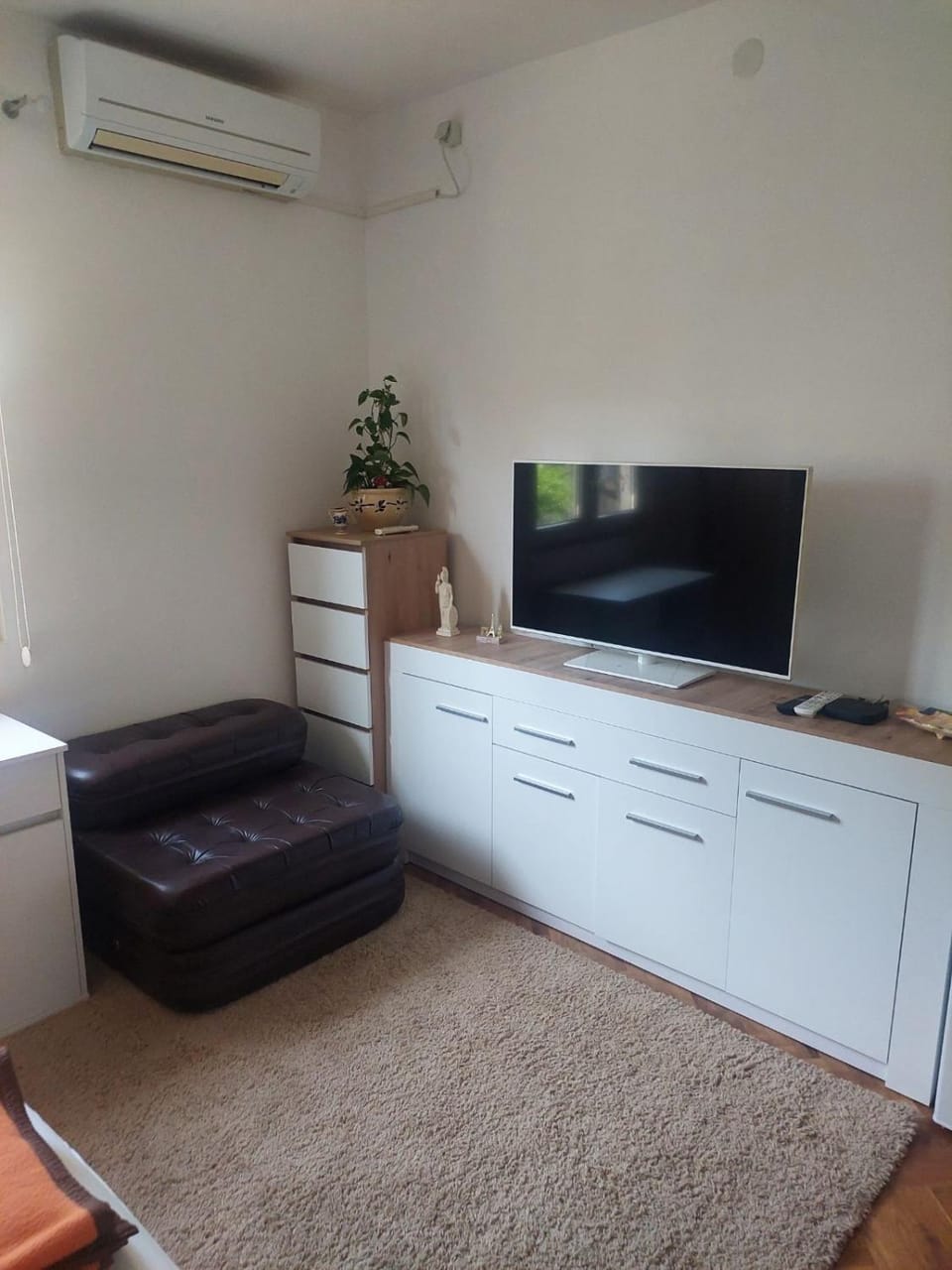 TV and multimedia, Seating area, air conditioner