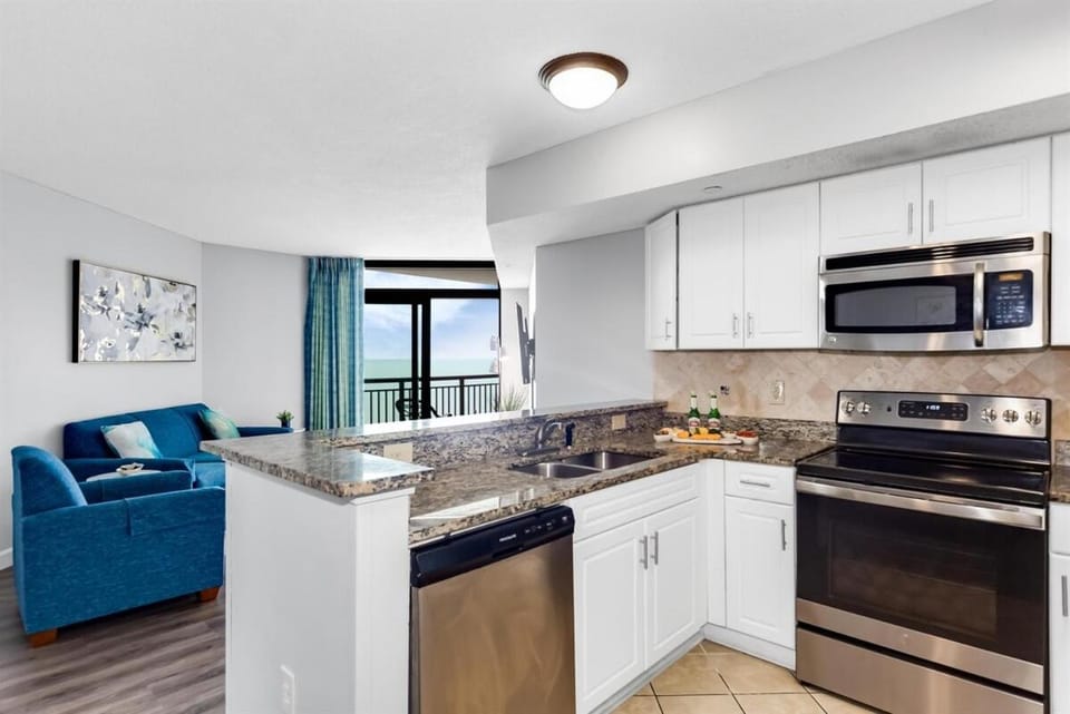 Fabulous Angled Oceanfront Suite! CR1701 Apartment in Myrtle Beach