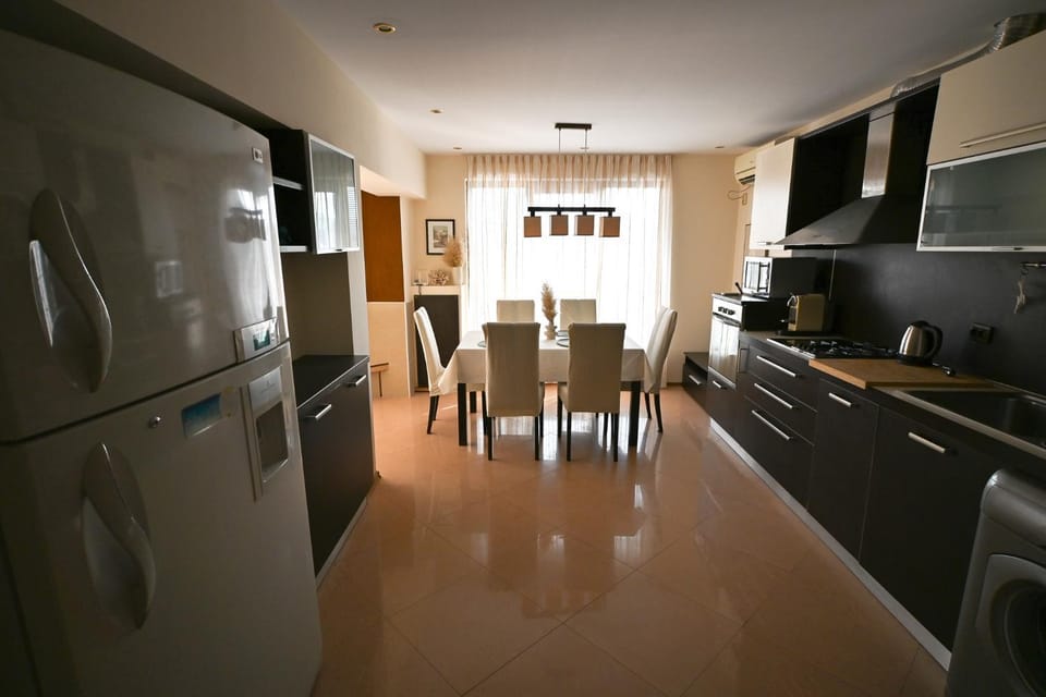 Kitchen or kitchenette, Dining area, dishwasher, washing machine