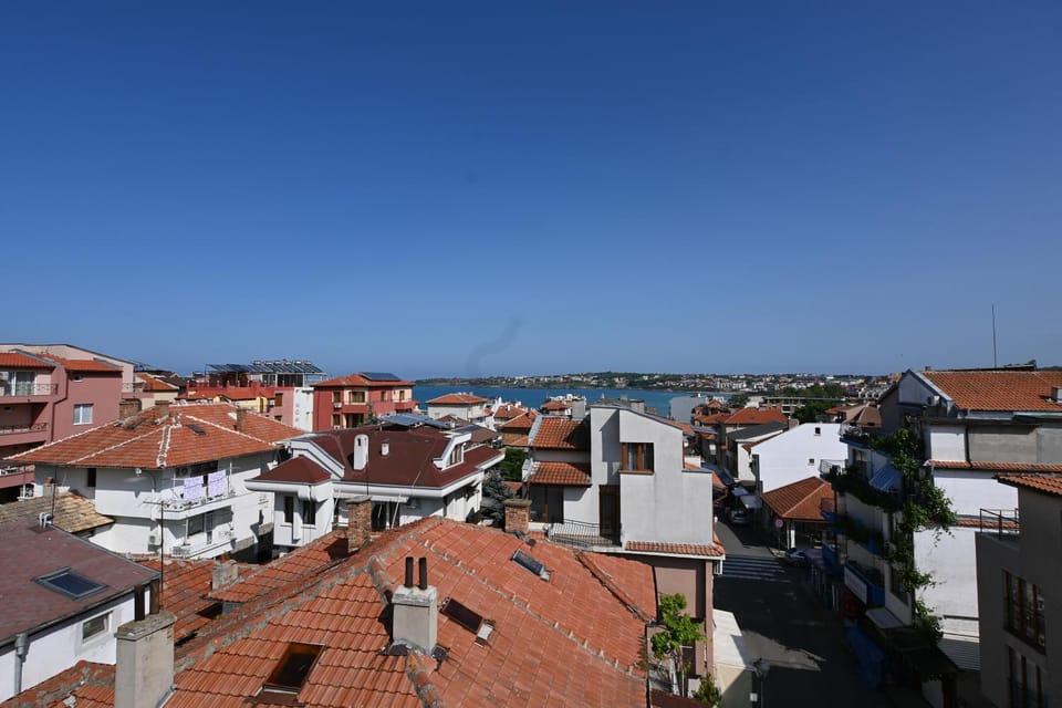 Sea view, Street view