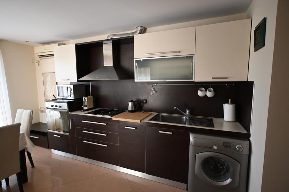 Coffee/tea facilities, Kitchen or kitchenette, dishwasher, oven, stove, washing machine