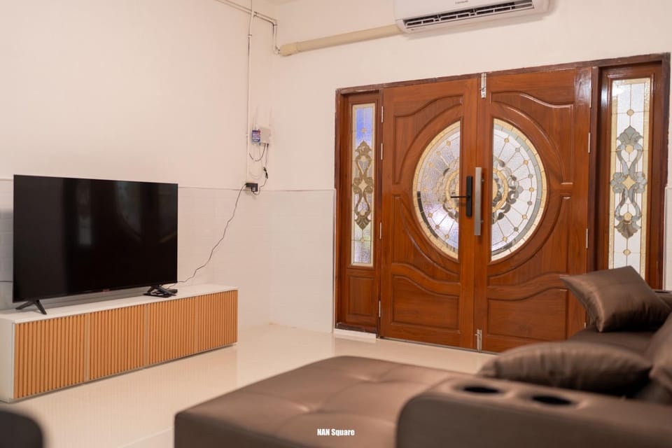 TV and multimedia, Seating area, Evening entertainment, air conditioner