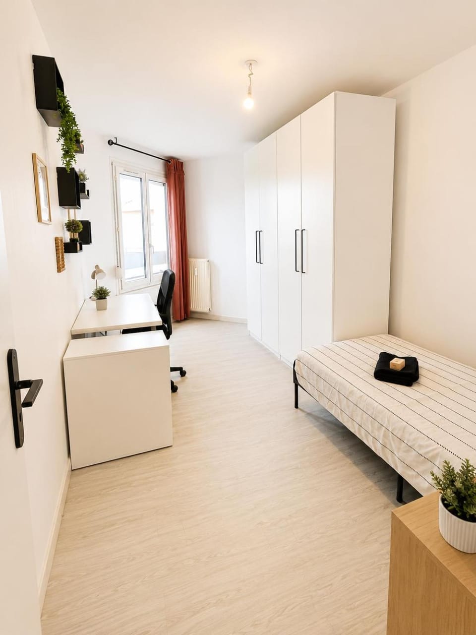 Photo of the whole room, Bedroom