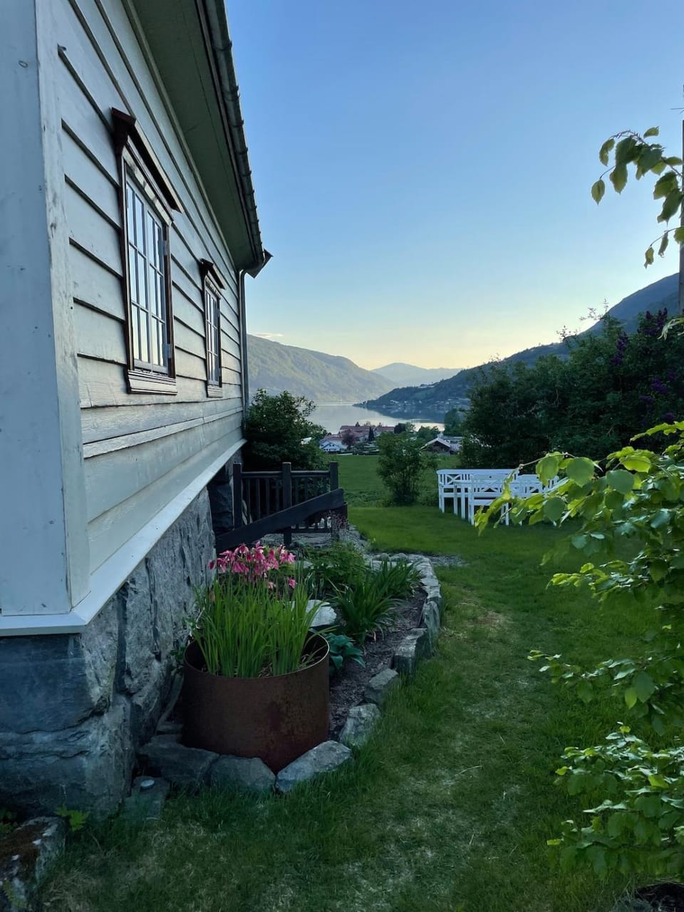 Property building, Natural landscape, Garden, Garden, Garden view, Lake view