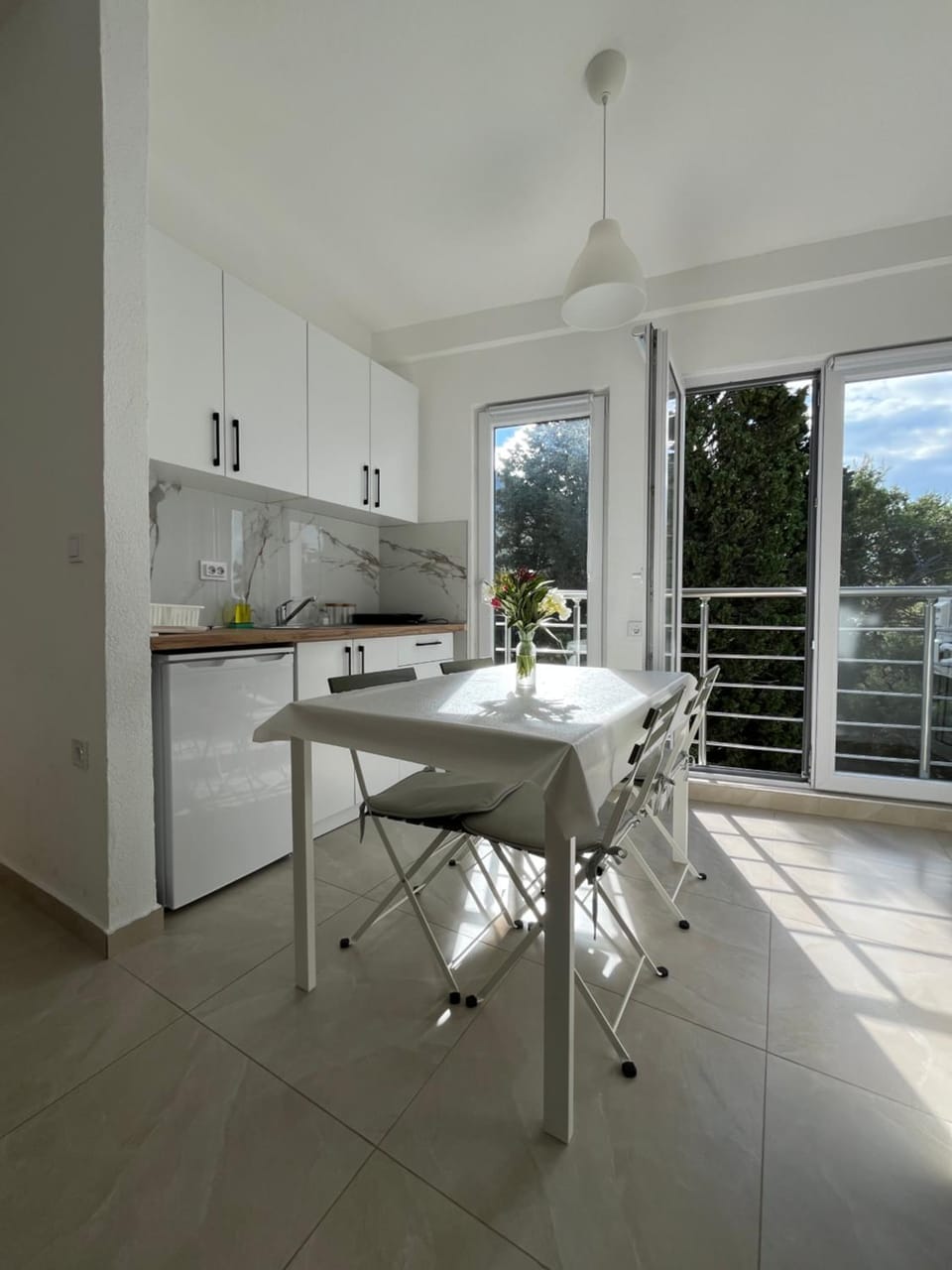 Kitchen or kitchenette, Dining area, stove