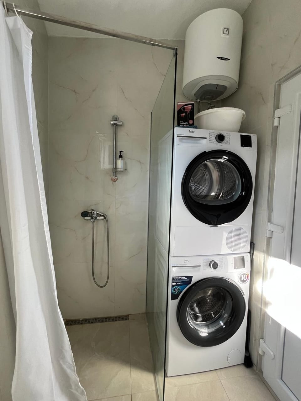 Shower, Bathroom, washing machine, dryer