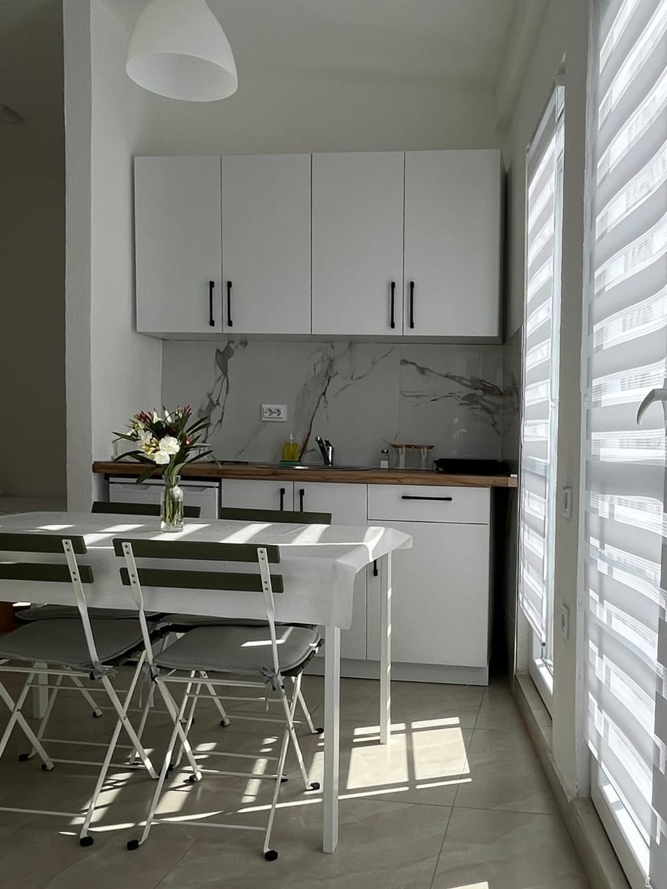 Kitchen or kitchenette, Dining area, stove