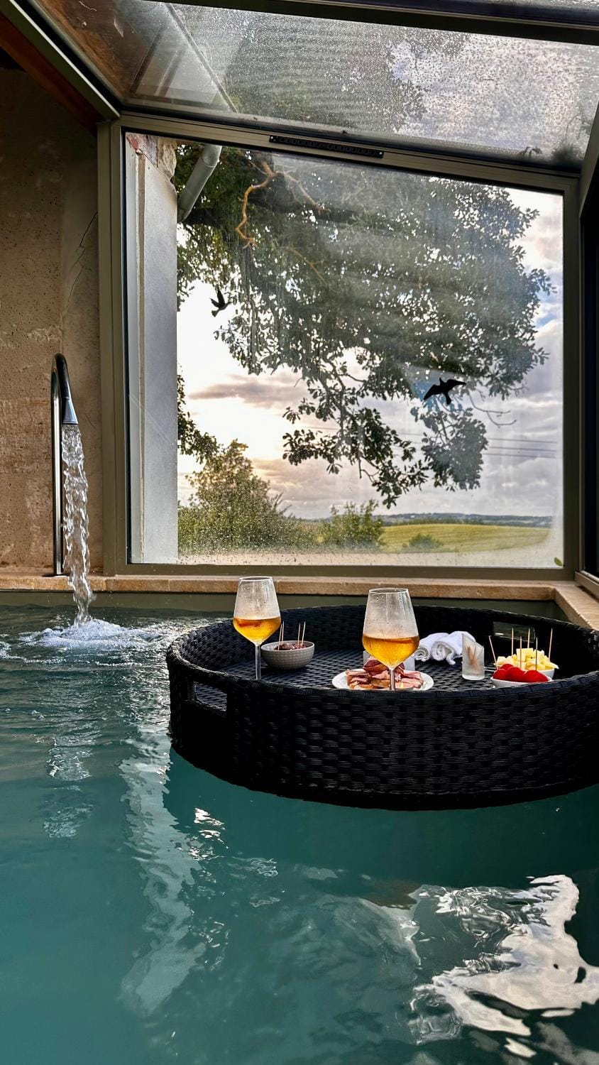 Natural landscape, Hot Tub, Food and drinks, Swimming pool