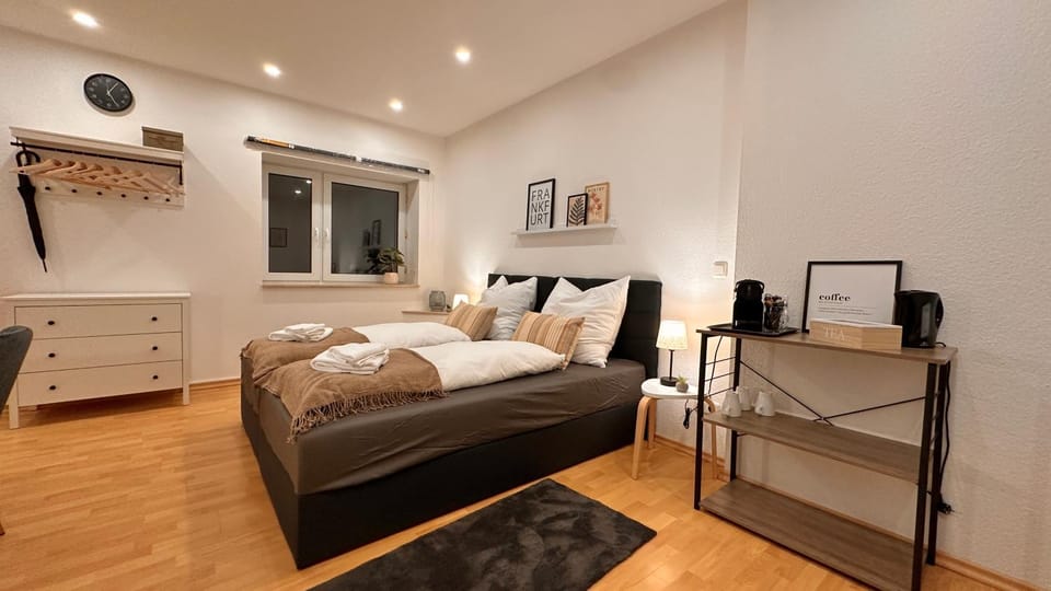 Bed, Seating area