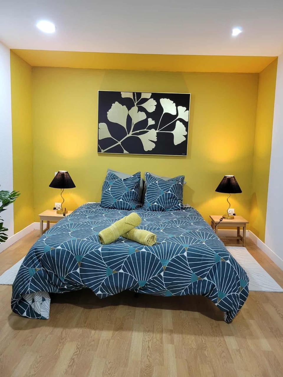 Bed, Bedroom, towels