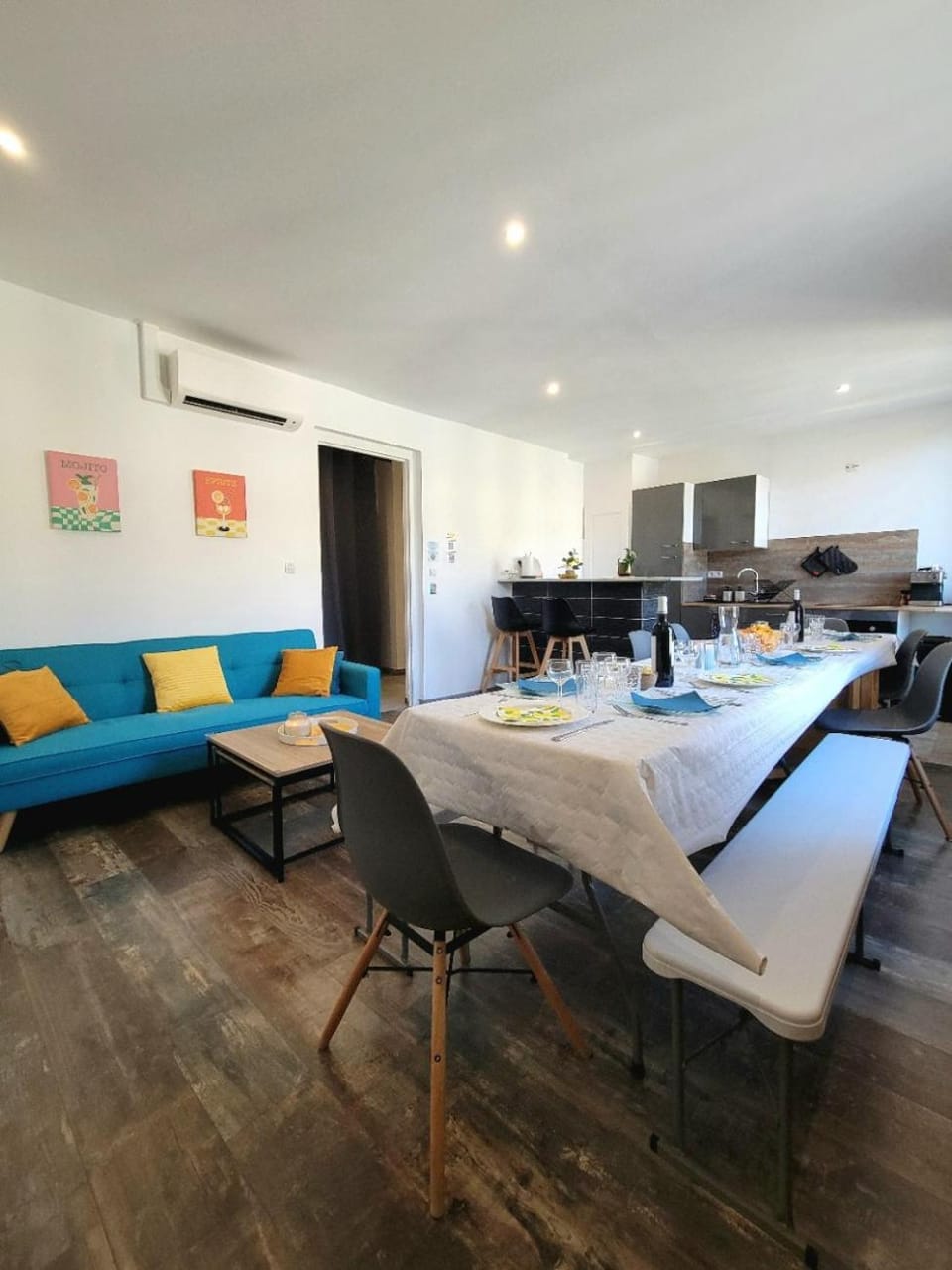 Living room, Lounge or bar, Seating area, internet, stove, kitchen, air conditioner