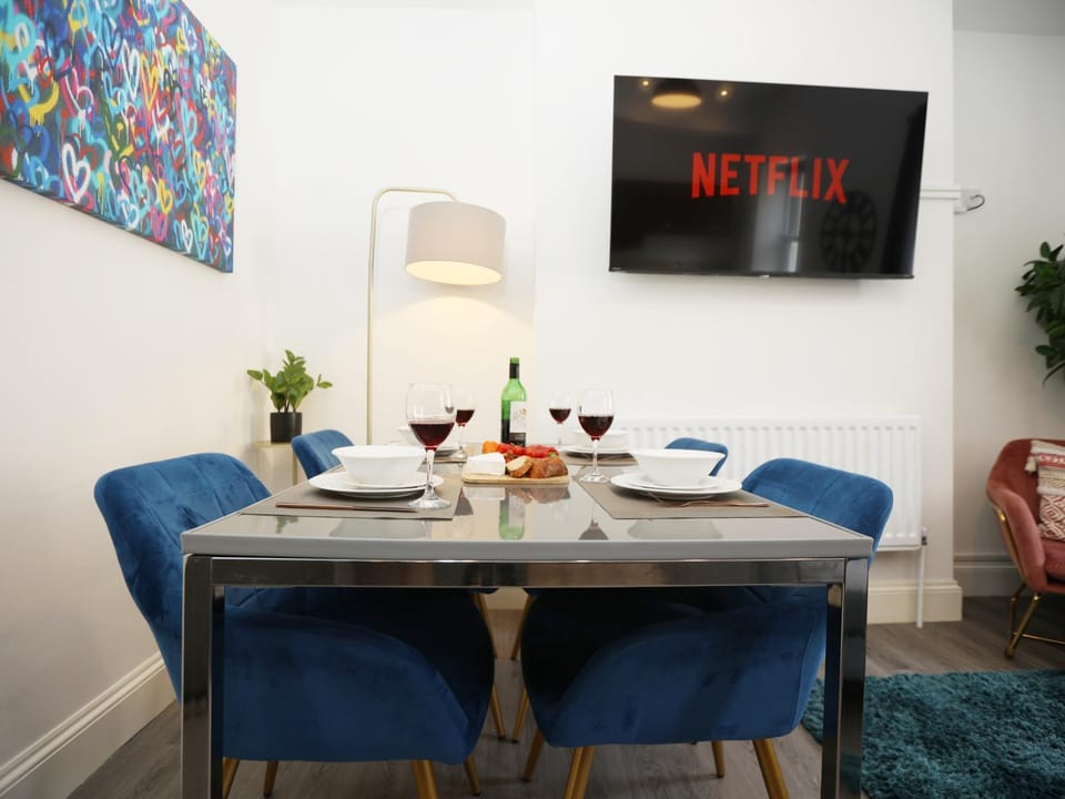 TV and multimedia, Living room, Food and drinks, Seating area, Dining area, Drinks