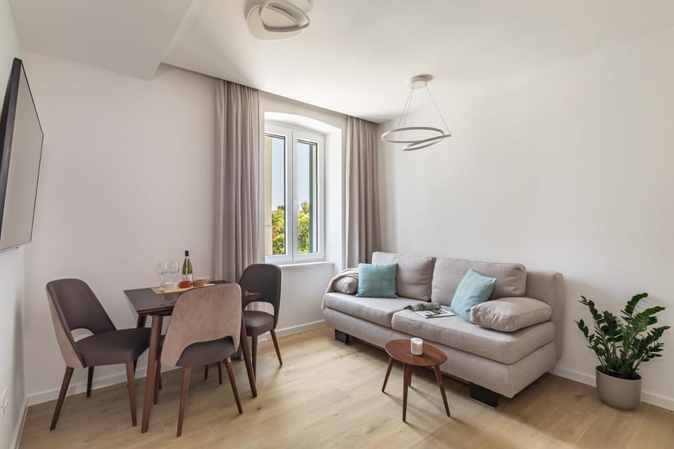 Food close-up, TV and multimedia, Living room, Seating area, Dining area, Quiet street view, furniture, internet, stove, kitchen, air conditioner