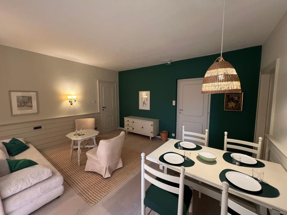Living room, Photo of the whole room, Dining area