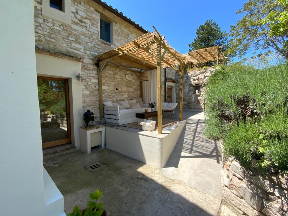 Property building, Patio, Day, Garden, Balcony/Terrace, Garden view