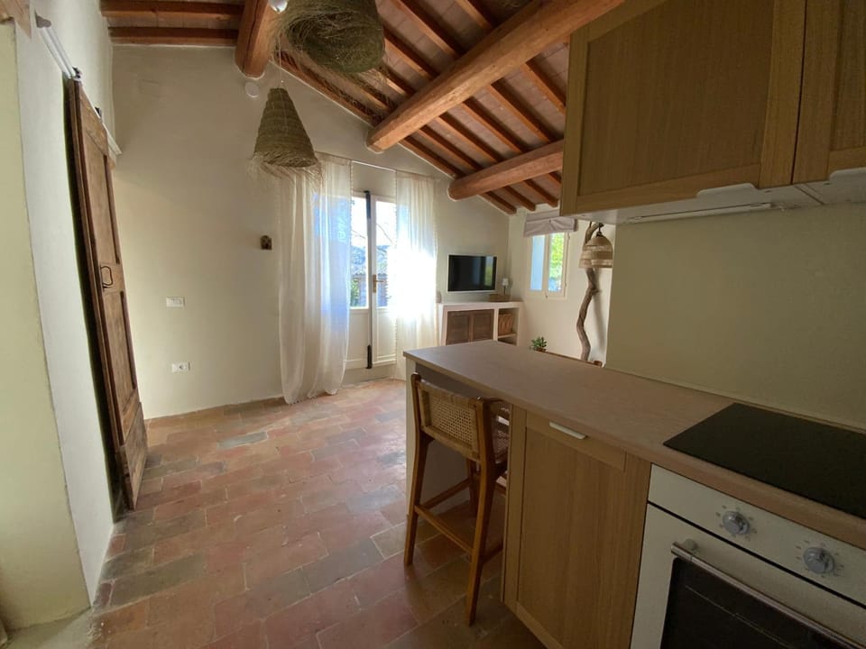 Kitchen or kitchenette, Dining area
