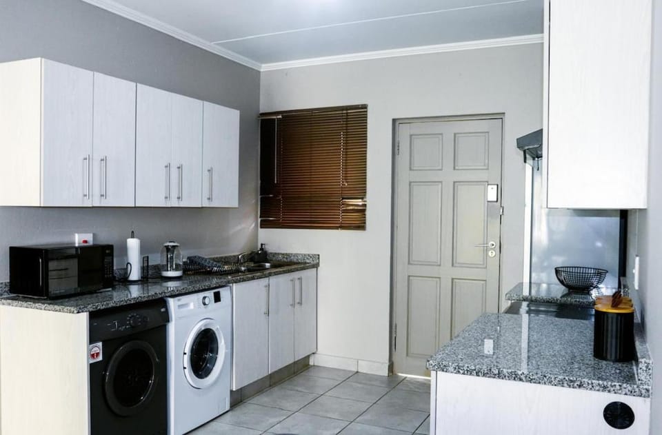 Modern Family Retreat, Fourways, Pool and Wifi Apartment in Sandton