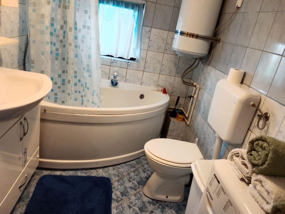 Shower, Toilet, Bathroom, Bath, towels