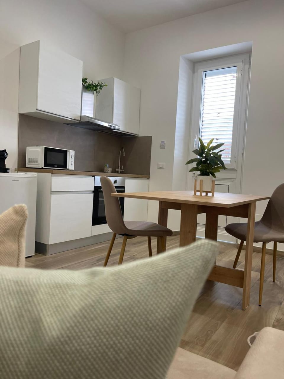 Kitchen or kitchenette, Dining area, stove